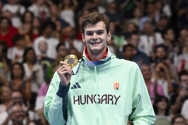 Kós Hubert olimpiai bajnok 200 méteres hátúszásban