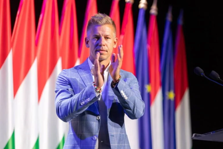 Magyar Péter: A 24. órában vagyunk miközben a miniszterelnök és a NER elit éppen luxus szigeteken és 30 milliárdos yachtokon pihen
