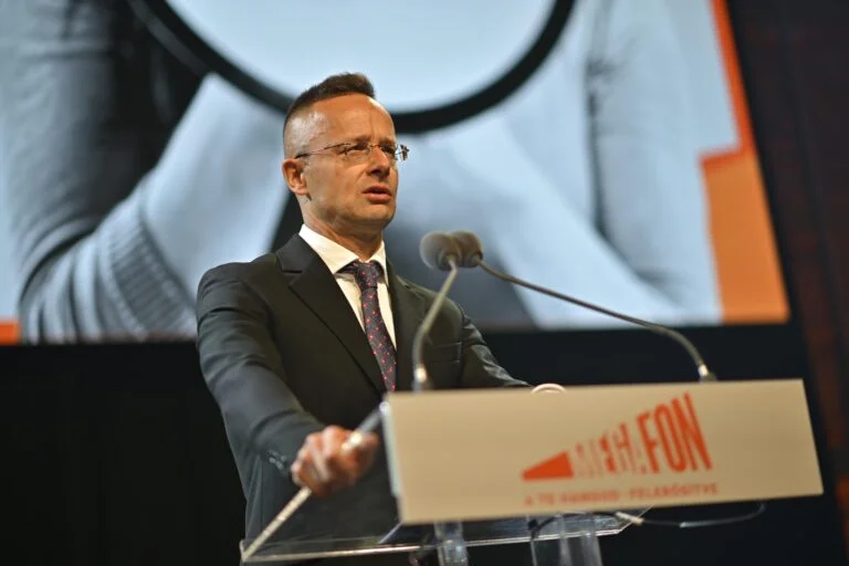 Szijjártó Péter: a brüsszeli hazugsággyár lendületét sem a tények, sem a nyár nem törték meg