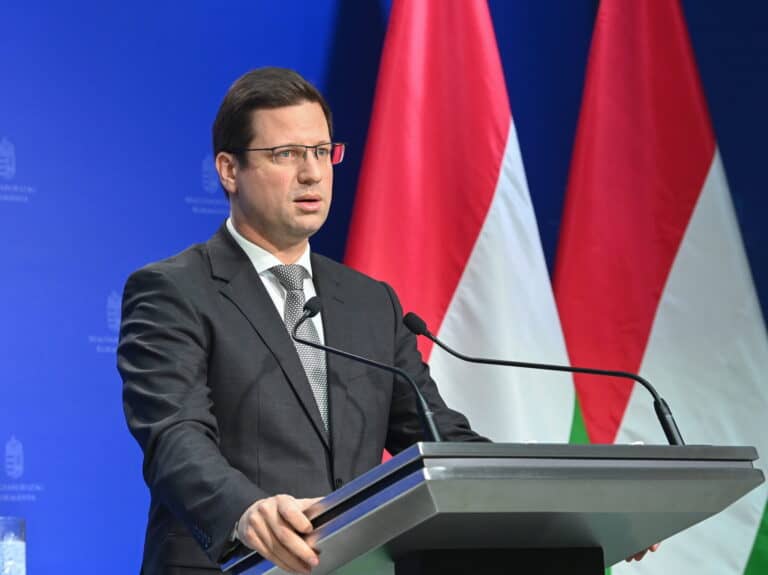Migránsok Brüsszelbe szállítása: osztrák lapnak beszélt a kormány terveiről Gulyás Gergely