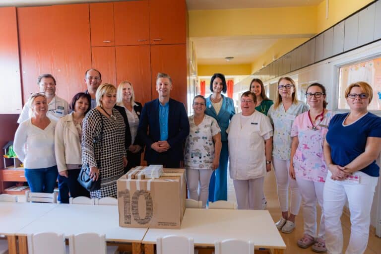 Életmentő adomány a csecsemőkért: Magyar Péter és a TISZA Párt támogatja a ceglédi kórházat