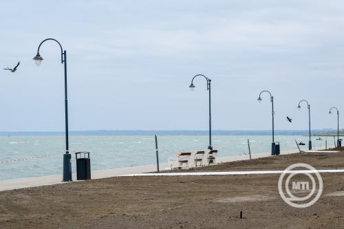 Drámai időjárási fordulat: A Balaton vízszintje veszélybe kerülhet az érkező „szörnyciklon” miatt