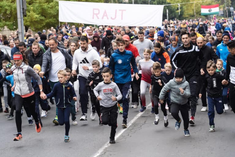 Főhajtással és emlékfutással tisztelegtek 1956 hősei előtt Salgótarjánban
