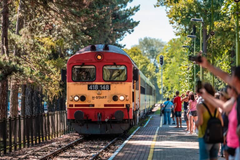 Füstbe borult a személyvonat motortere, jelentős késés miatt füstölöghettek az utasok