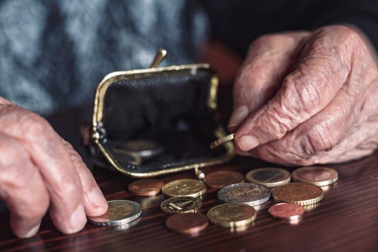 Szörnyű helyzetben a nyugdíjasok – Nyugdíjasok a mélyszegénység küszöbén: drámaian nő a kiszolgáltatottság