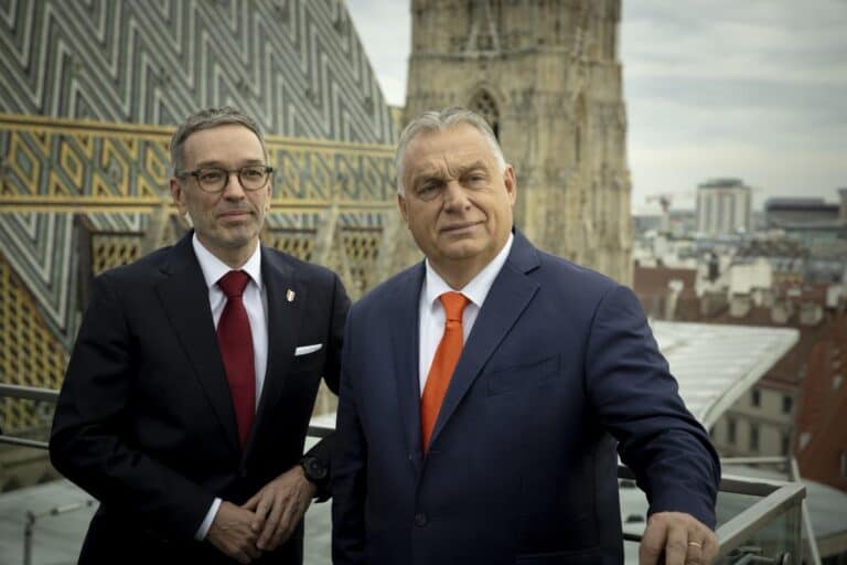 Politikai botrány Bécsben: Orbán és az osztrák szélsőjobb vezetője közös nyilatkozata felrobbantotta az osztrák politikát