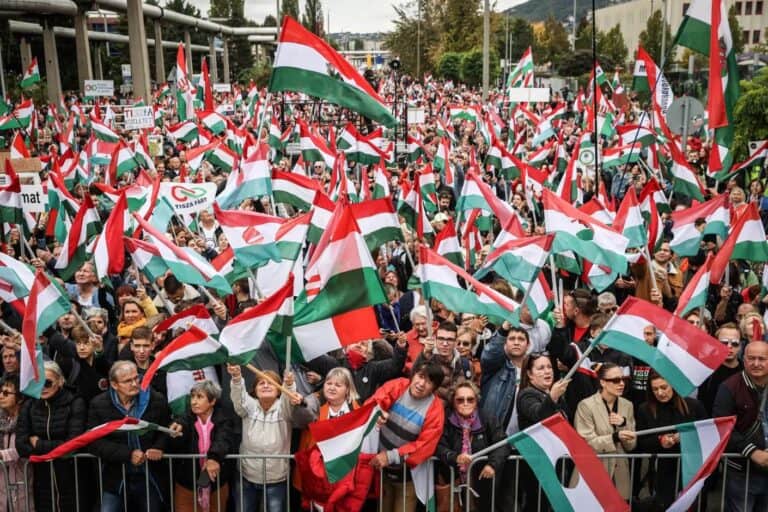 FOTÓ GALÉRIA – Több tízezren álltak ki a szabad és független Magyarországért szombaton az MTVA székháza előtt: folytatás október 23-án