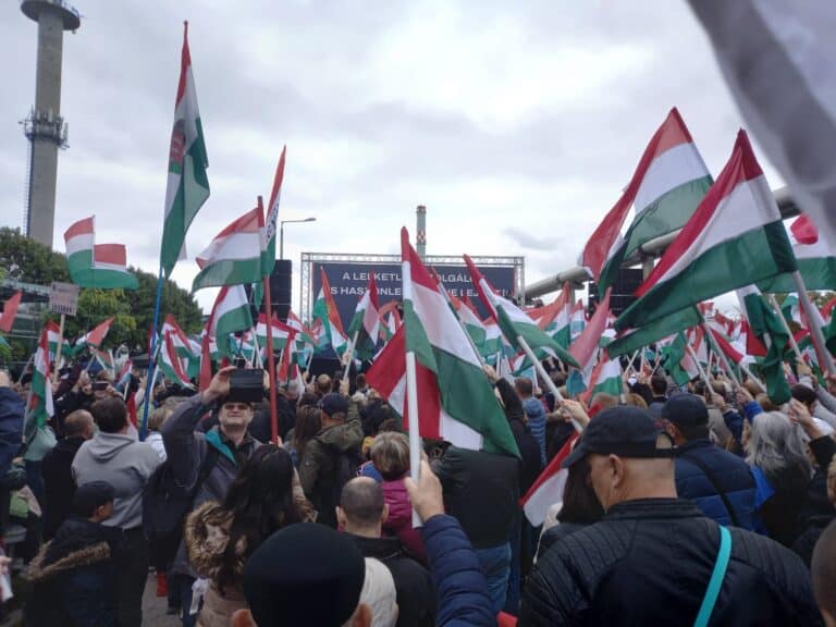🔴 ÉLŐ – Percről percre követjük a TISZA Párt tüntetését az MTVA székház elől
