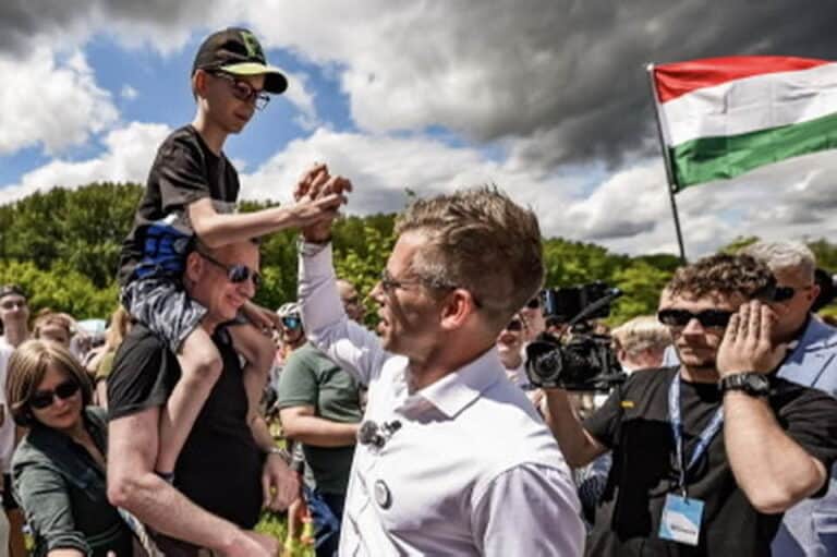 Kitiltották a gyermekotthonokból Magyar Pétert, mert szembesítette a kormányt a valósággal