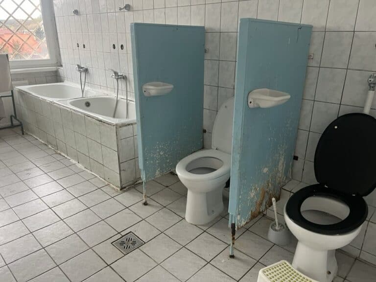 Elképesztő higéniai állapotokat talált Magyar Péter az első miskolci gyermekvédelmi intézmény meglátogatásán