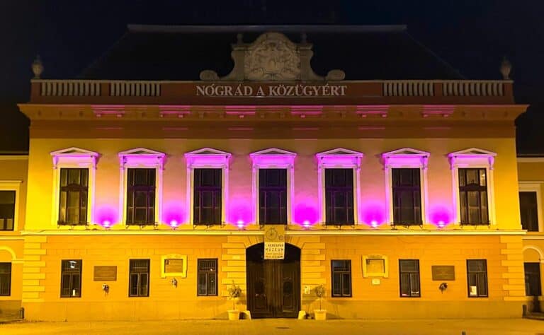 Lila színben pompáztak hazánk ikonikus épületei