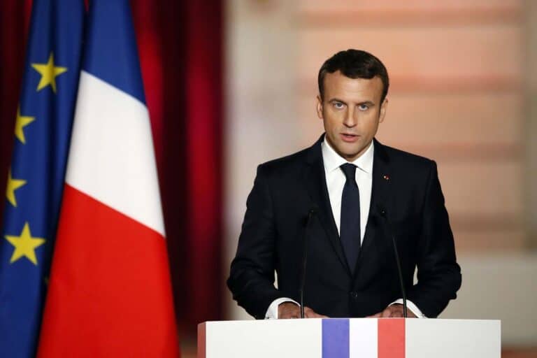 Emmanuel Macron új miniszterelnököt keres: Franciaország kormányválságban