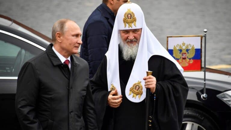 DK: Oroszország háborús céljait segíti az Orbán-kormány azzal, hogy nem engedi uniós szankciók alá venni Kirill pátriárkát