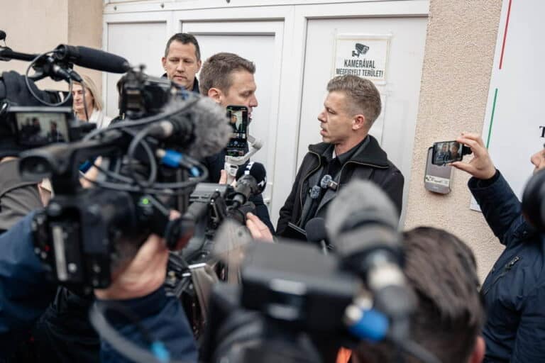 „Ez a rezsim szégyene” – Elemzők a Menczer–Magyar balhéról