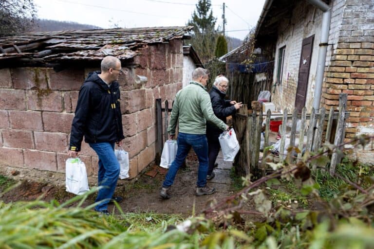 Magyar Péter és Tarr Zoltán Nógrád megyében segítettek a rászorulóknak