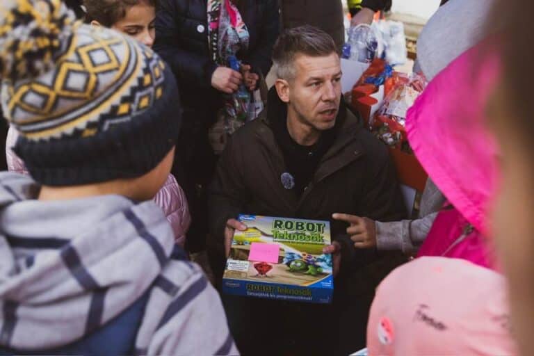 Magyar Péter kérése a gyermekekért: a TISZA Párt jótékonysági akciója
