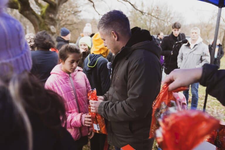 Magyar Péter adventi segítségnyújtása: az ország legszegényebb településein a „Mennyből az angyal” programsorozat keretében