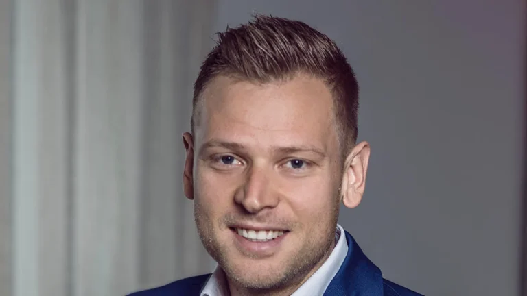 Tiborcz István beszáll a személyszállításba a Waberer’s révén