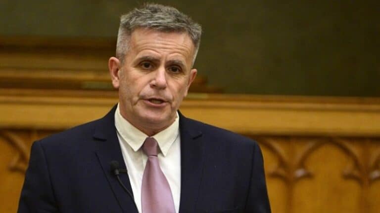 Demokratikus Koalíció: Takács Péter államtitkár rendkívüli meghallgatását kezdeményeztük az alapellátás tragikus helyzete miatt