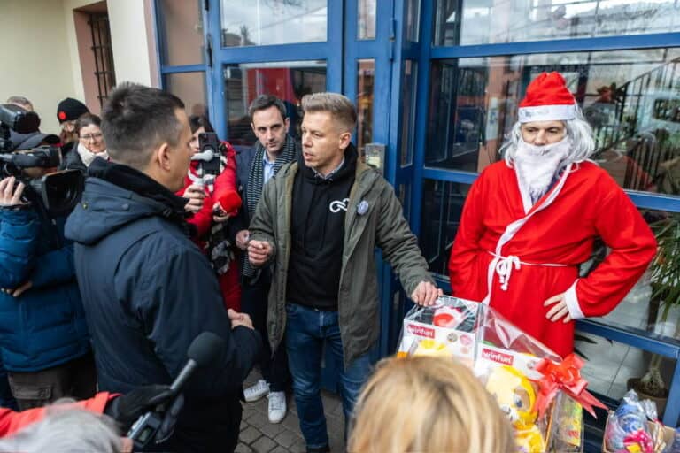 Magyar Péter: Már a tűzifaosztást is utánozza a karácsonyi ajándékokat lenyúló államtitkár