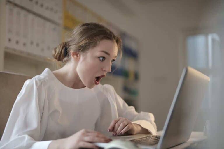 Milliókkal rövidítette meg a gyöngyöshalászi nőt az online csaló