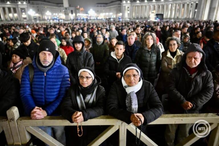 Vatikáni közlemény: Ferenc pápának légzési elégtelensége volt