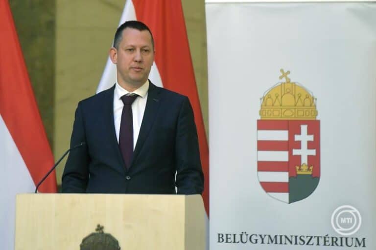 Fülöp Attila reagált a földön fekvő gyerek fojtogatásáról készült videóra – magyarázat, kérdések és egyre mélyülő bizalmi válság