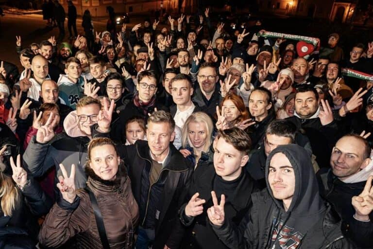 Magyar Péter: Miközben Orbánék repülője felszállás után rögtön földbe állt, a TISZA erősebben árad, mint valaha