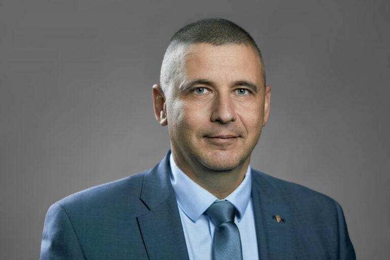 Ruszin-Szendi Romulusz: Az orbáni béke szigete a demokrácia temetője