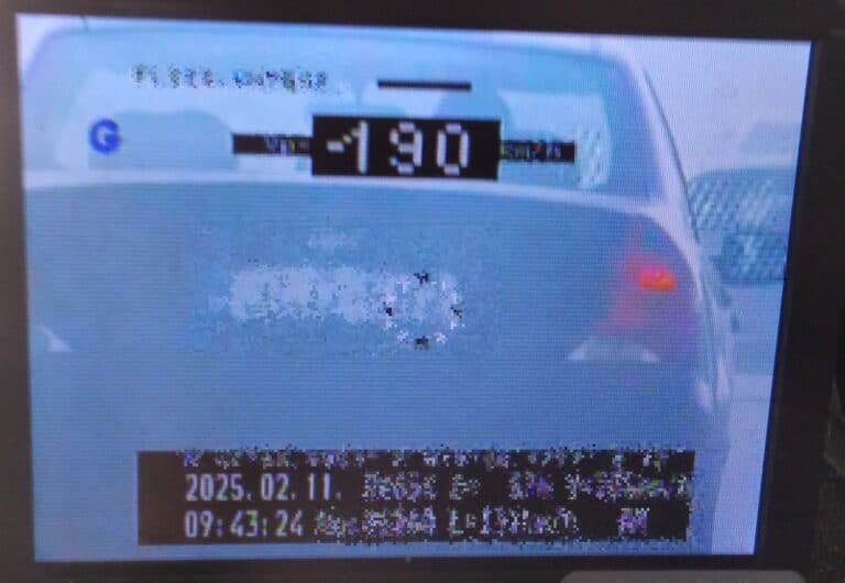 Eszement száguldás a 21-esen, közel 200 km/h-val repesztett