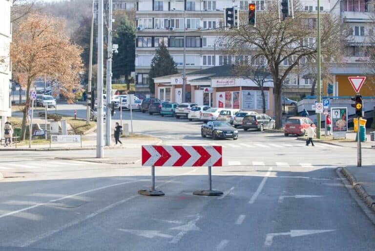 Kockázatosnak tartott teherautósok miatt tavaszig marad az útszűkület Salgótarjánban
