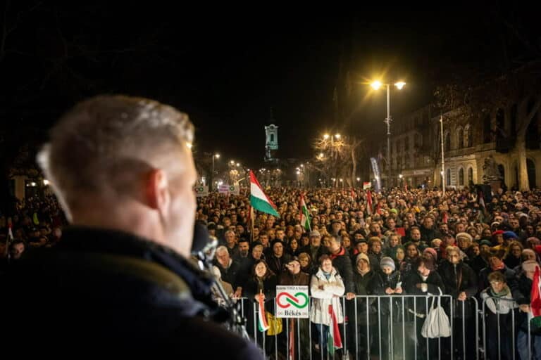 Magyar Péter és a TISZA Párt országjárása hatalmas tömegeket mozgat meg országszerte