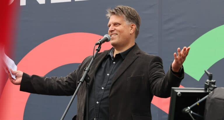 Bruti: 2025-ben újra kommunizmust idéző, tiltó szelek fújnak Debrecenben