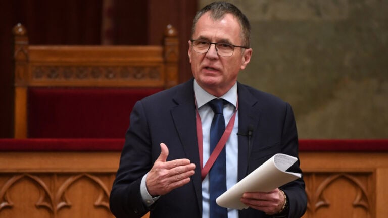 Nem vicces, hogy a Kutyapárt politikusa a marihuána fogyasztására buzdított