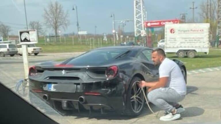 Hadházy Ákos újabb képet közölt: Ifjú Mészáros Lőrinc Ferrarit pumpál a felcsúti benzinkúton
