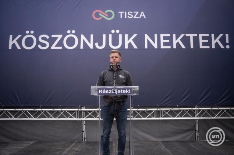 Magyar Péterék átvállalják az eltávolított tanárok 5 millió forintos perköltségét