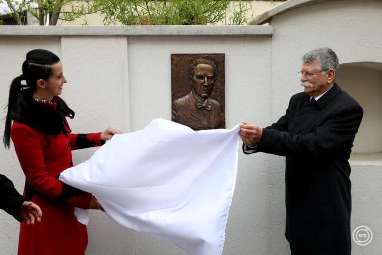 Márai Sándort ábrázoló domborművet lepleztek le Tokajban