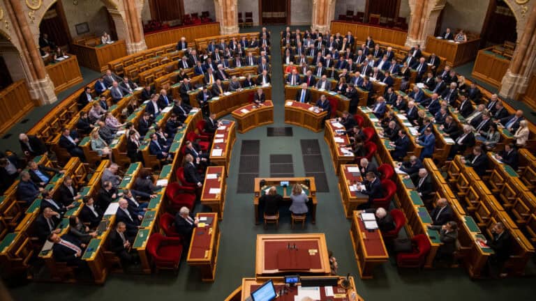 Hann Endre: 2026-tól kétpárti lehet a parlament
