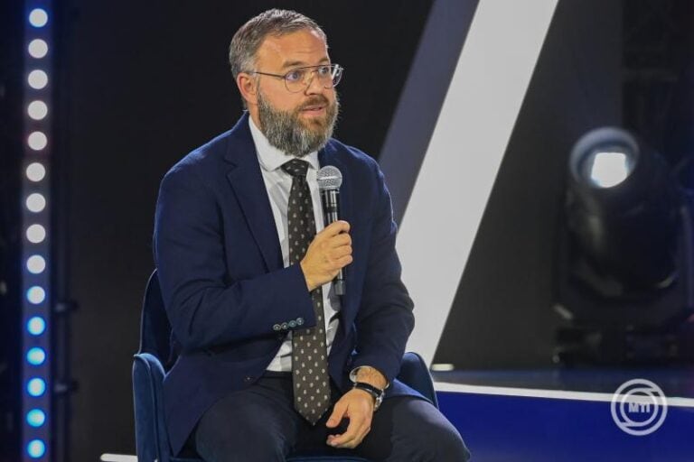 Orbán Balázs nevetős fejjel tette ki Facebookra, milyen szegények a magyarok