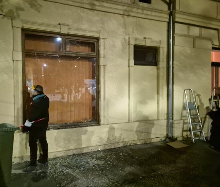 Egy év három hónapra ítélték a hódmezővásárhelyi pártiroda ablakát betörő férfit