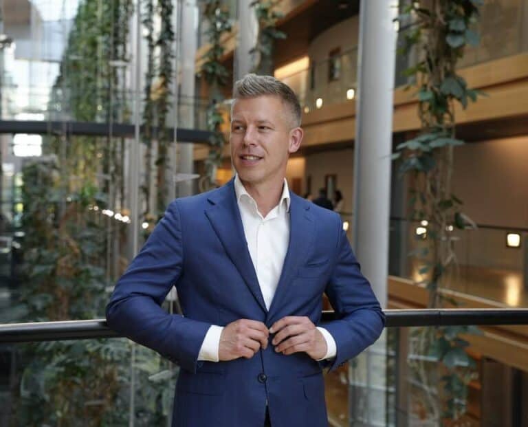 Magyar Péter szerint a honvédelmi miniszter háborúpárti kijelentései leleplezték az orbáni békepolitika hazugságát