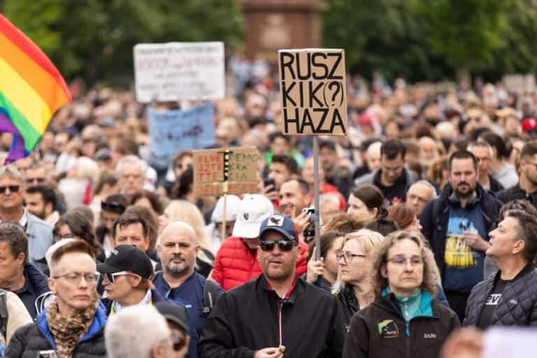 „Vége van, Viki!” – skandálta a tömeg a Kossuth téren