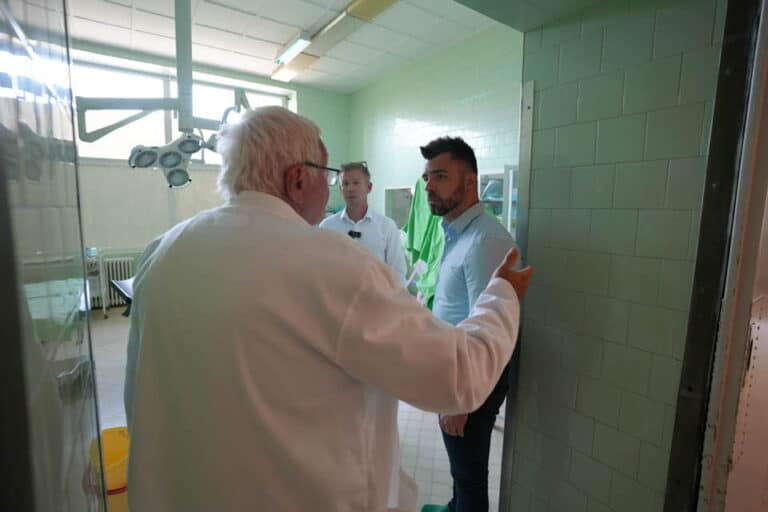 Magyar Péter: Az Orbán-kormány és Takács Péter államtitkár titkolja a múlt századi kórházi állapotokat