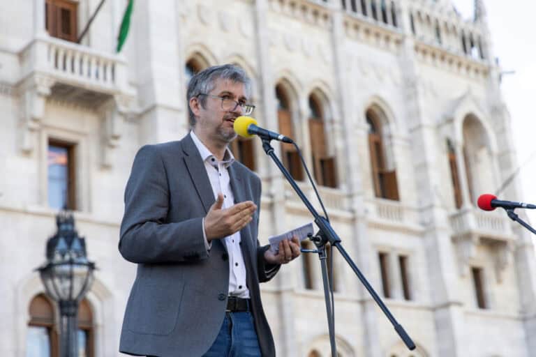 Hadházy Ákos: A holdudvart etető rendszer válságba jutott, mert az EU nem küld tovább szabadon ellopható pénzeket