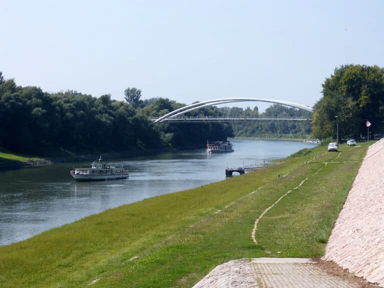 Sokkoló: Zsákokban emberi hamvakat találtak a Tisza partján Szolnokon