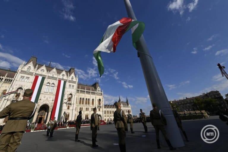 Augusztus 20. – Felvonták a nemzeti lobogót az Országház előtt