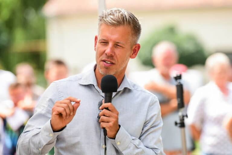 Magyar Péter: Tegnap a török császár egy másik Császárt, a „köz” média babérkoszorús propagandistáját küldte el Vecsésre