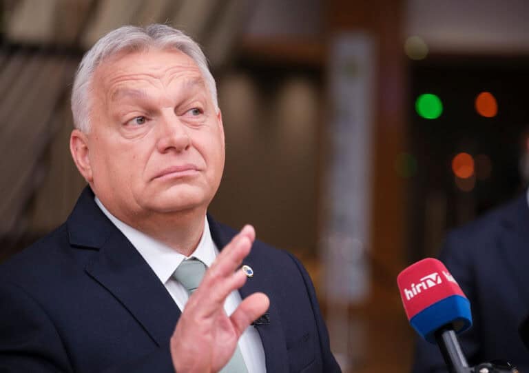 Furcsa dolgot vettek észre Orbán Viktor fülében, Hadházy Ákos megpróbálta kideríteni, hogy mi az