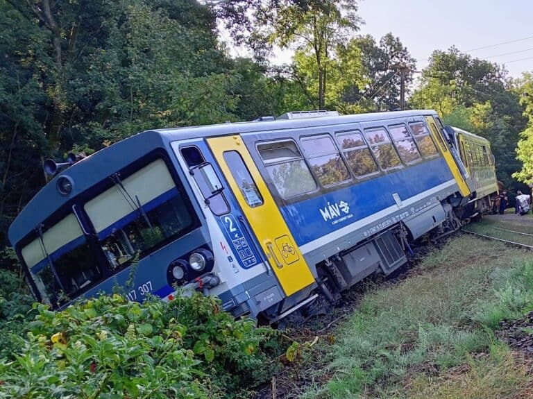 Kisiklott egy vonat Magyarkútnál, egy utas megsérült