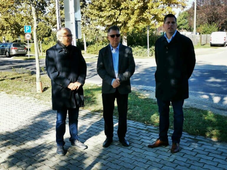 Újabb kormányzati ígéret Rácalmáson – útfejlesztés helyett most aláírásokat gyűjtenek